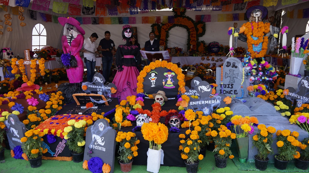 Instalan monumental ofrenda a los muertos en Acaxochitlán – NQ Radio sin  límites